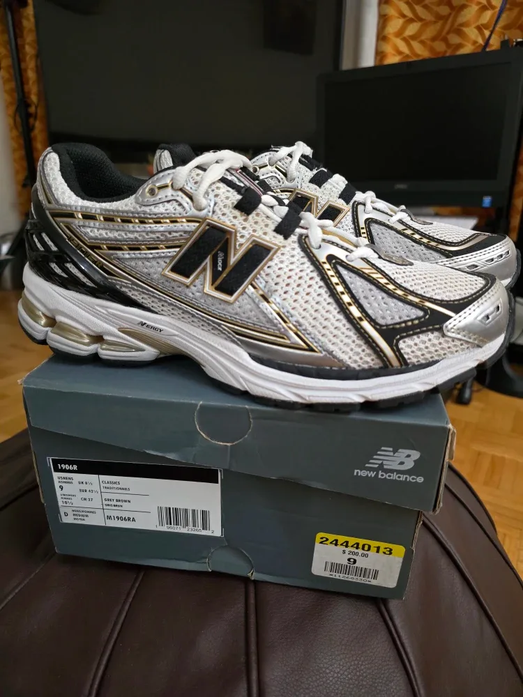 New Balance 1906R Classic metallic gold- Size 9 image indicator(3)