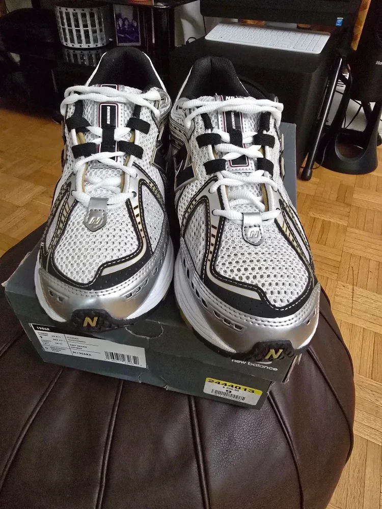 New Balance 1906R Classic metallic gold- Size 9 image indicator(4)