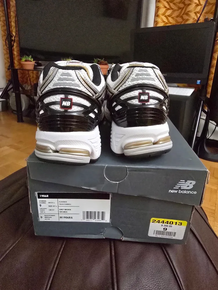 New Balance 1906R Classic metallic gold- Size 9 image indicator(7)