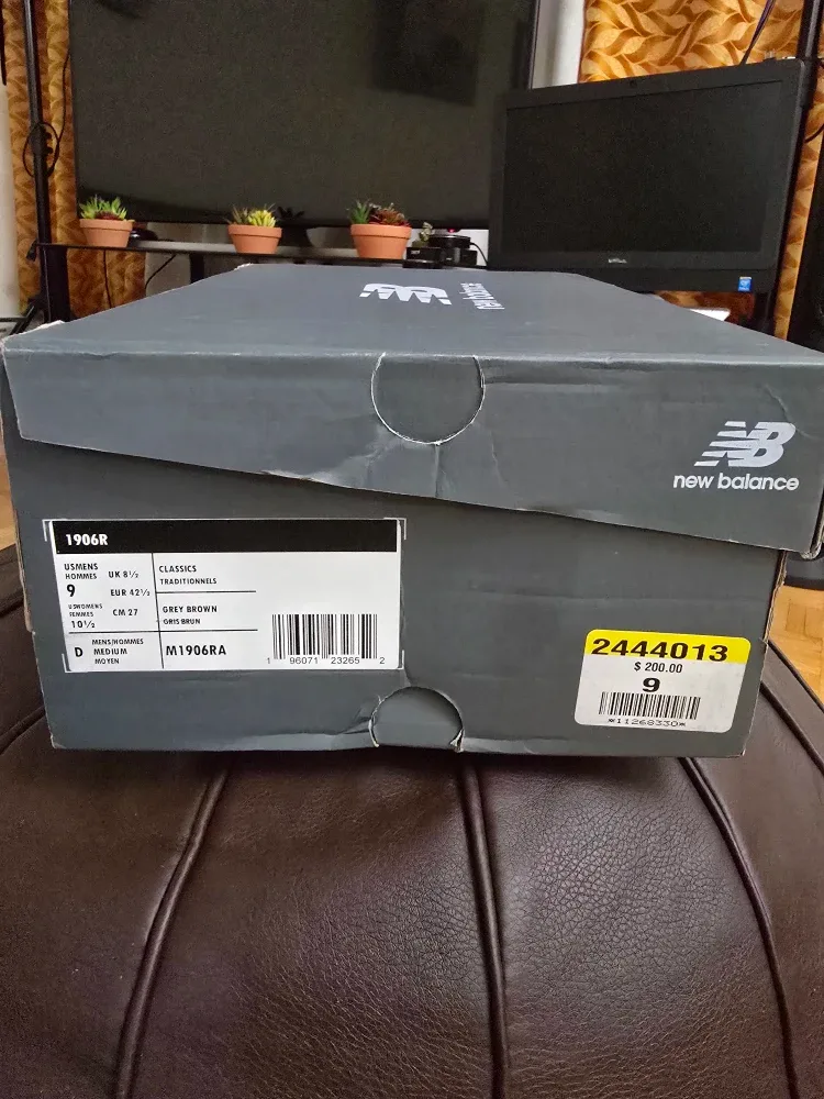 New Balance 1906R Classic metallic gold- Size 9 image indicator(8)