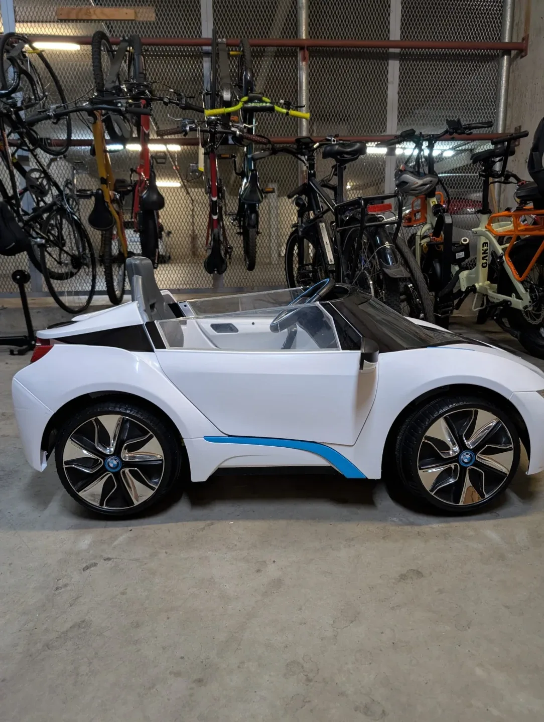 BMW i8 Concept Spyder Ride-On Car image indicator(2)