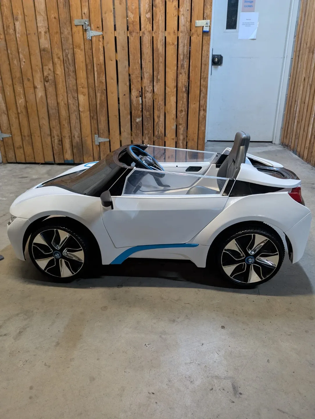 BMW i8 Concept Spyder Ride-On Car image indicator(3)