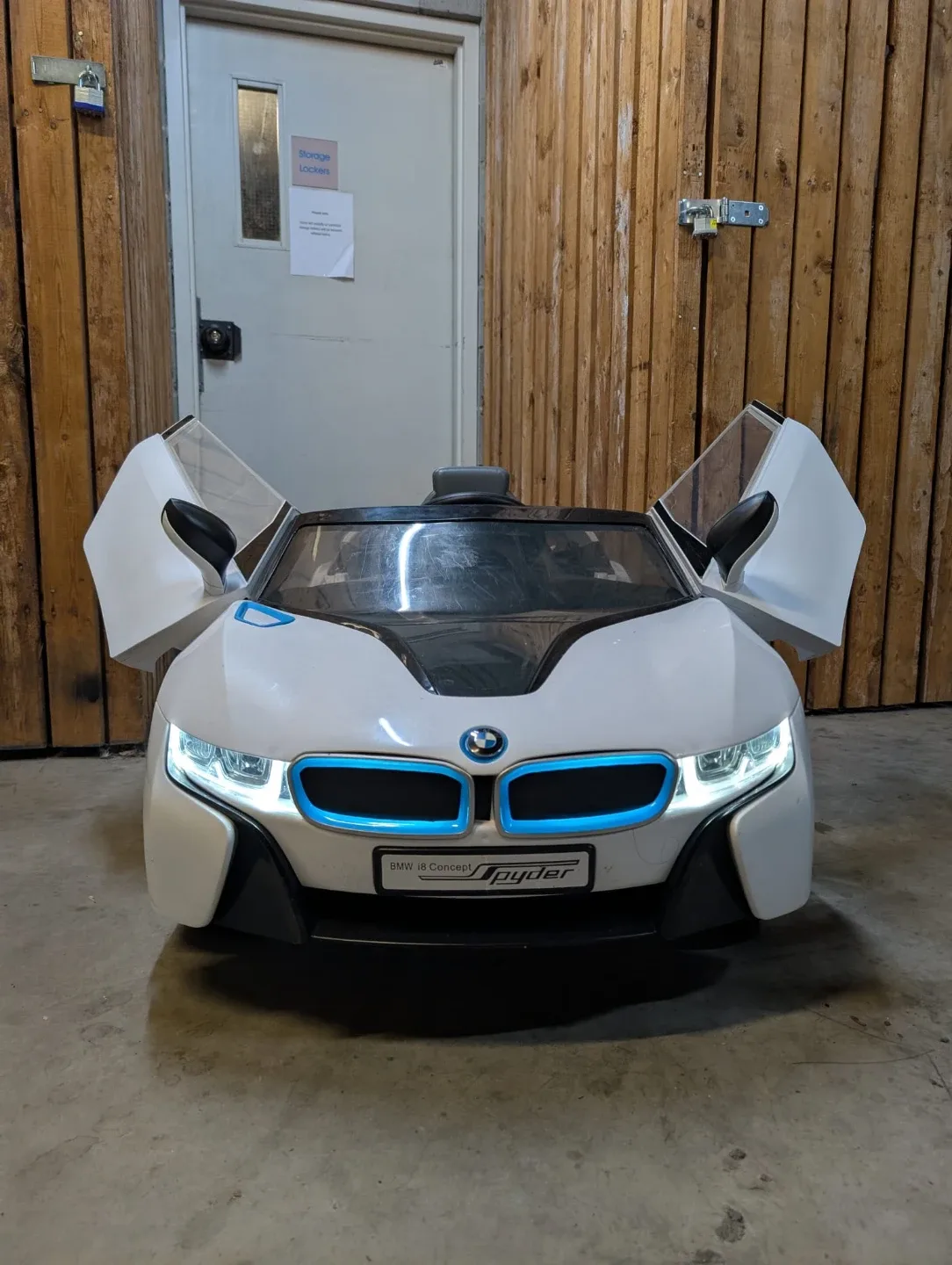 BMW i8 Concept Spyder Ride-On Car image indicator(6)