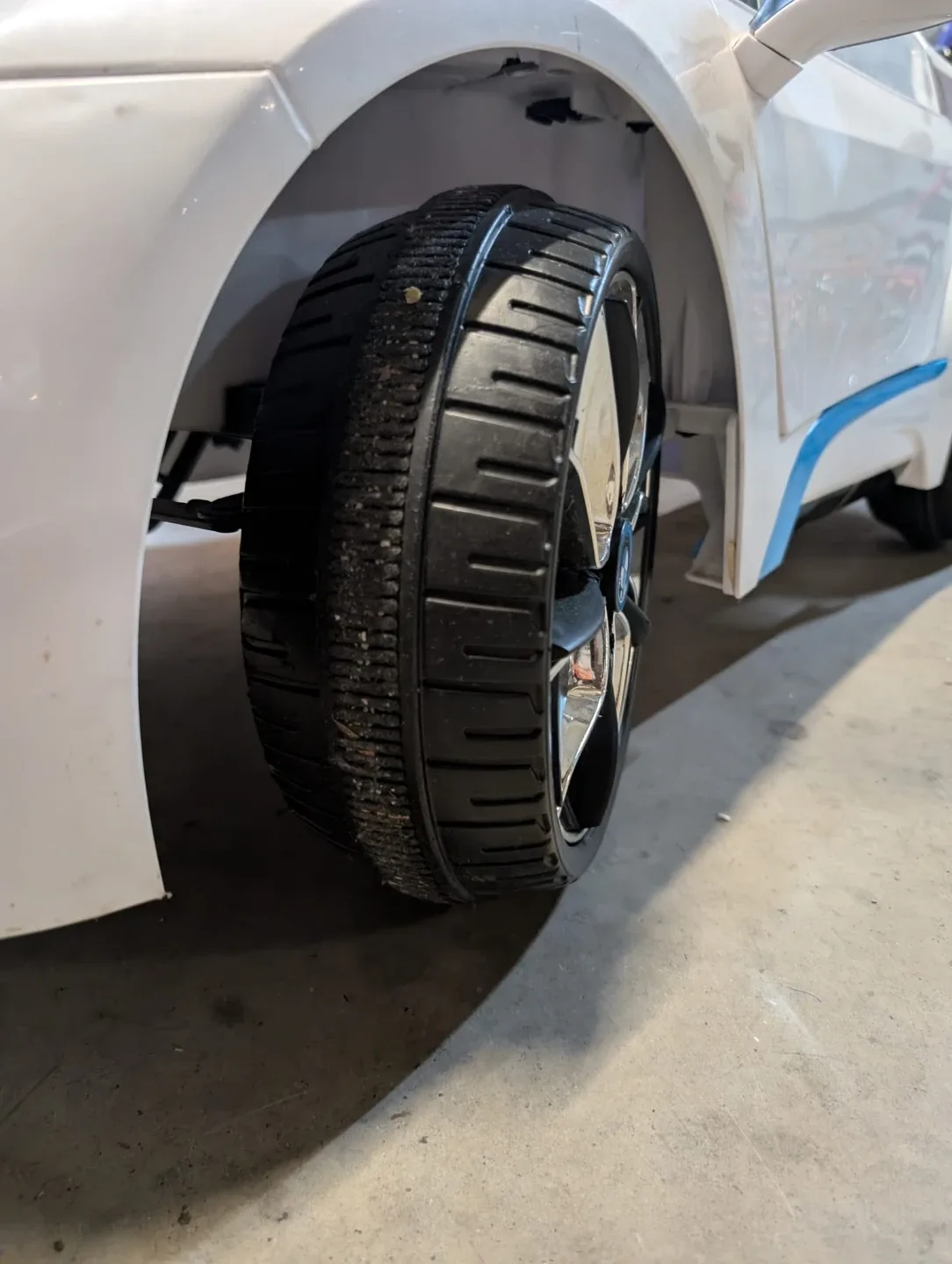 BMW i8 Concept Spyder Ride-On Car image indicator(7)