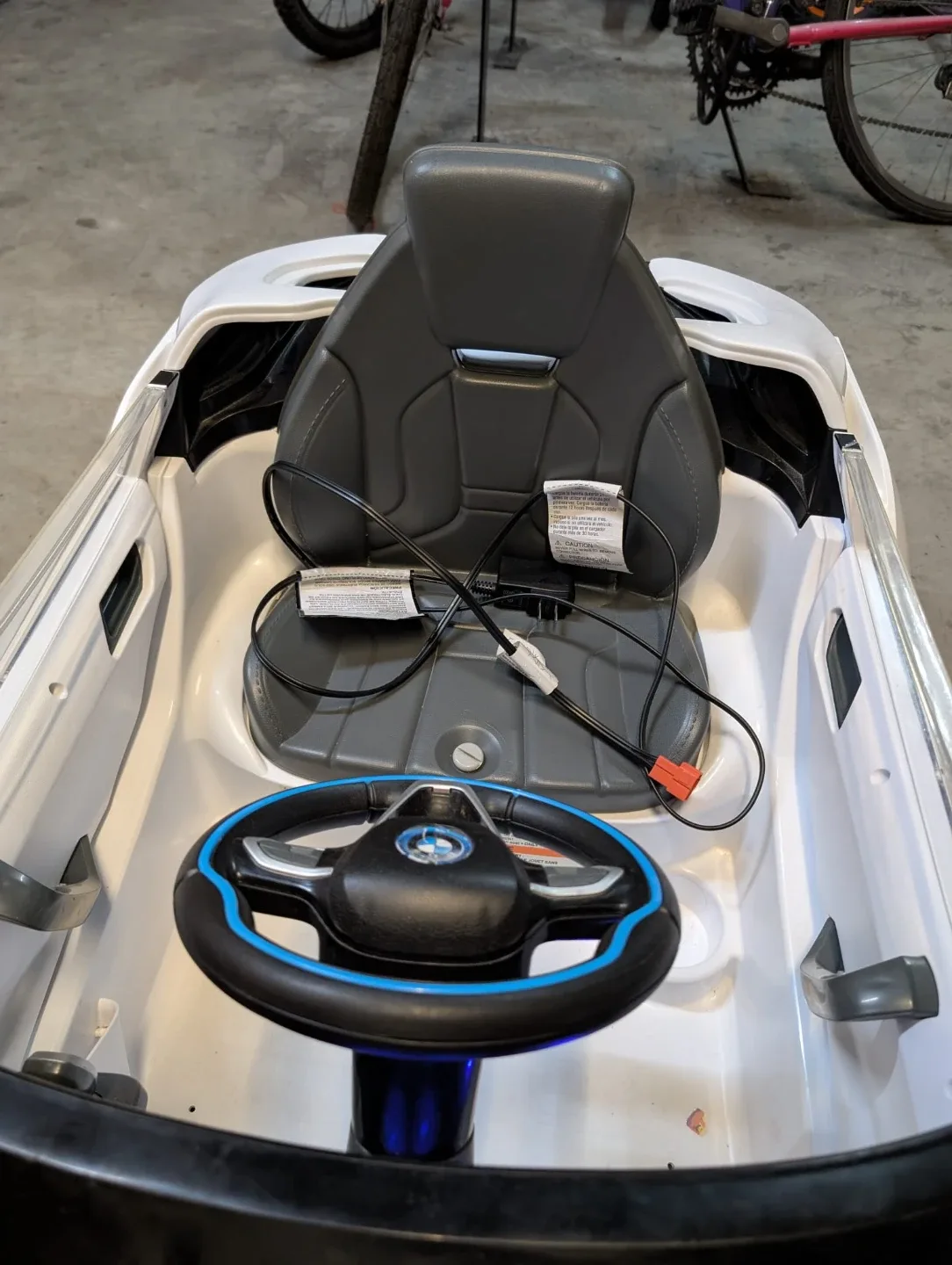 BMW i8 Concept Spyder Ride-On Car image indicator(9)