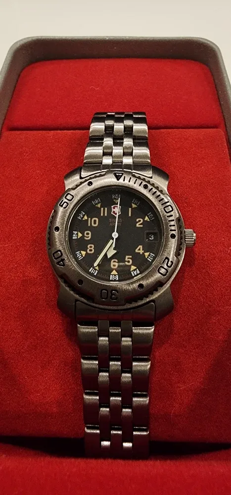 Vintage Victorinox Swiss Army Women’s Watch – NEW Old Stock image indicator(2)