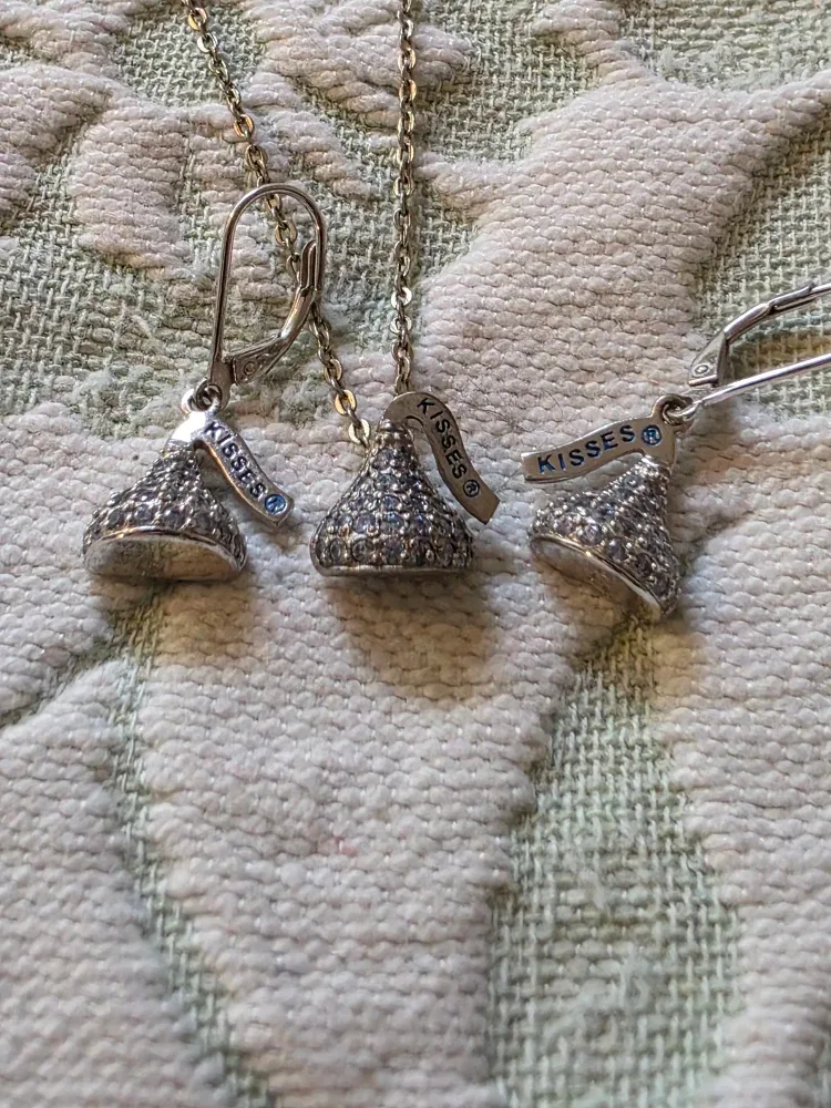 Hershey's Kisses Necklace & Earrings Set image indicator(3)