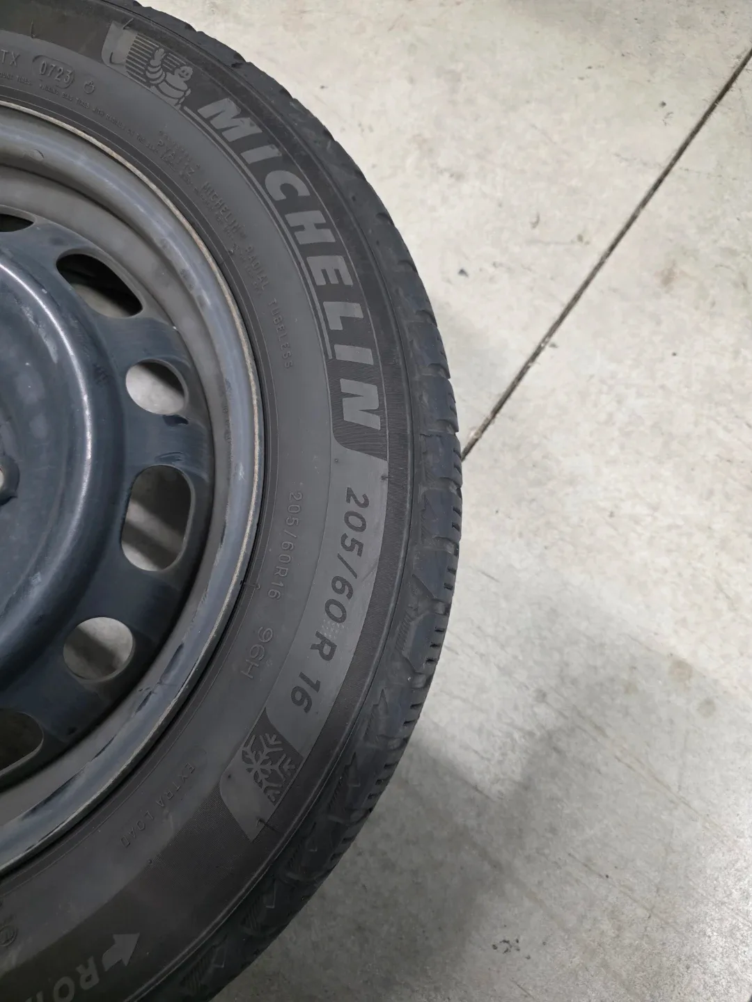 Michelin X-Ice Snow Tire 205/60 R16 image indicator(2)