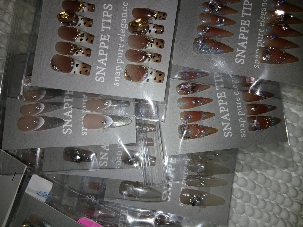 Glamorous Press-on Nails with Rhinestone Accents *high quality* image indicator(8)
