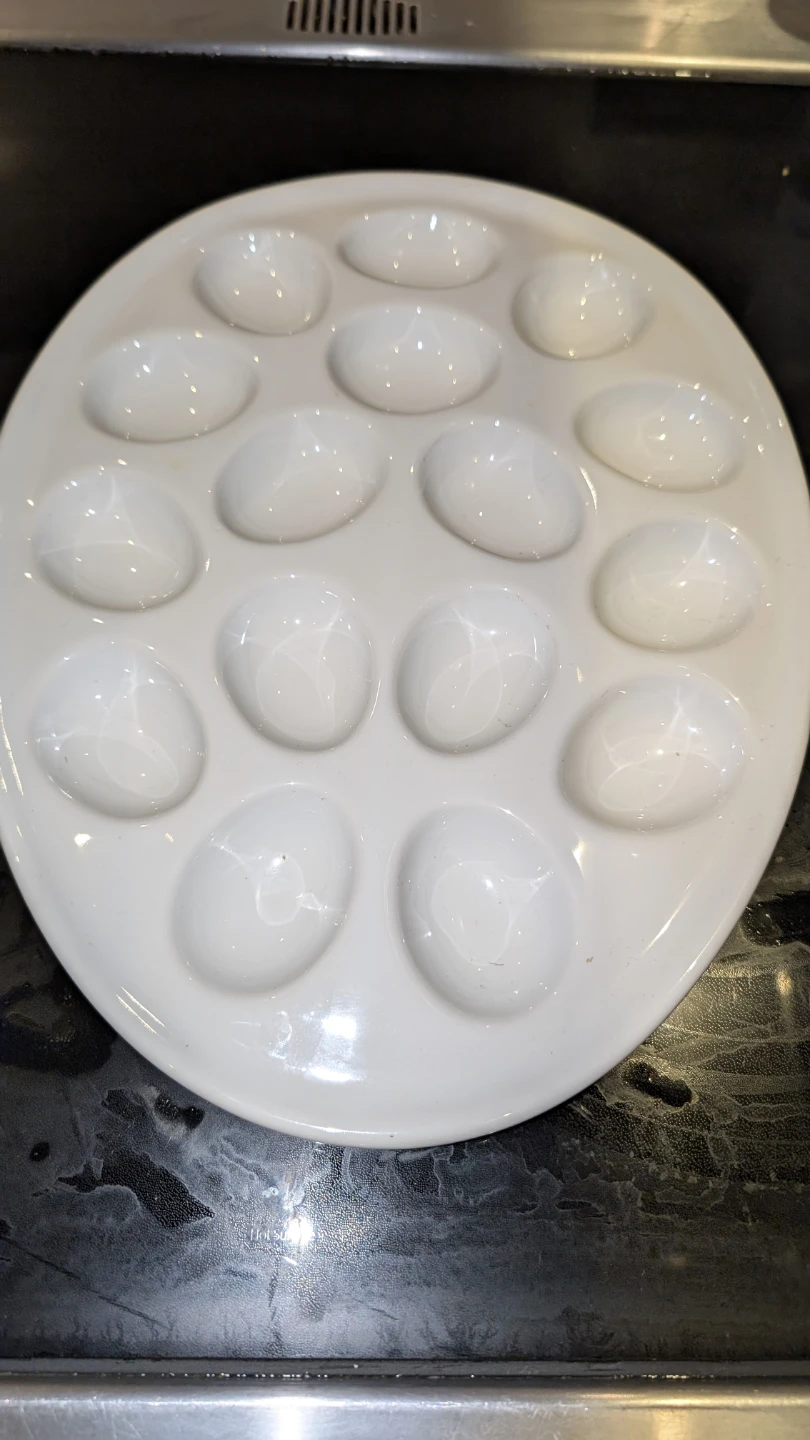 Assiette à oeufs blanche