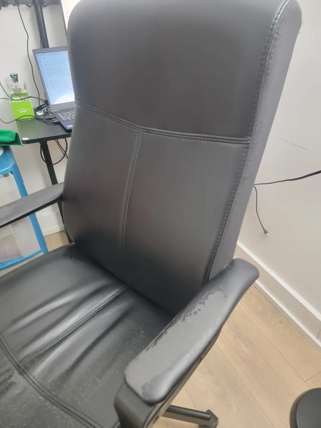 Black Office Chair - Worn Condition image indicator(3)