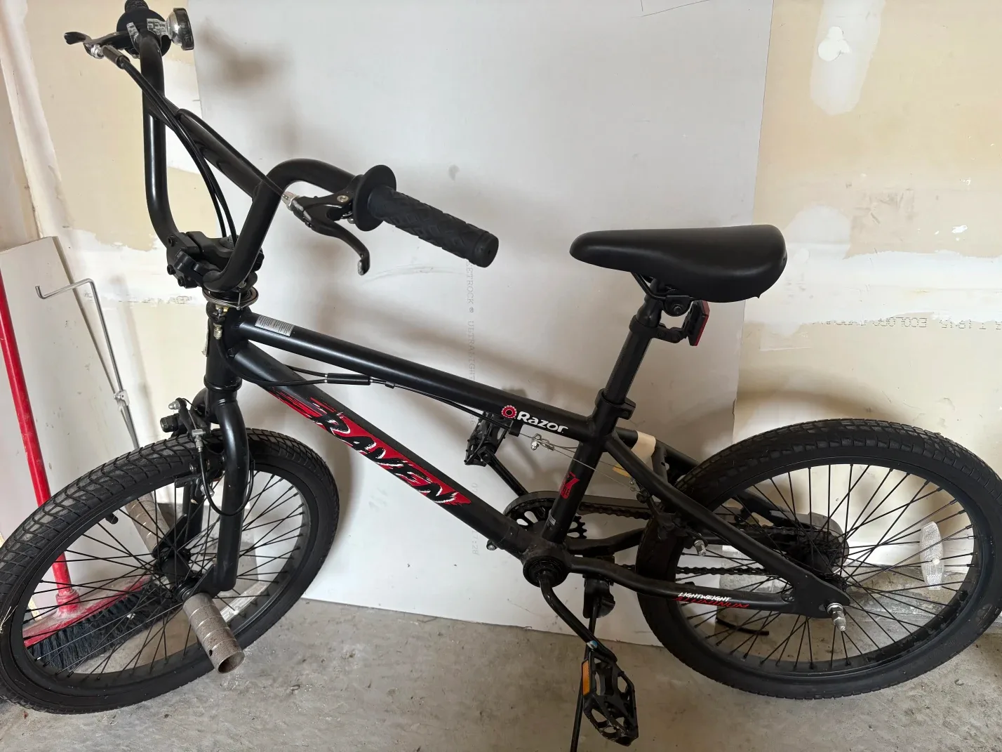 Razor Raven BMX Bike - Black image indicator(2)