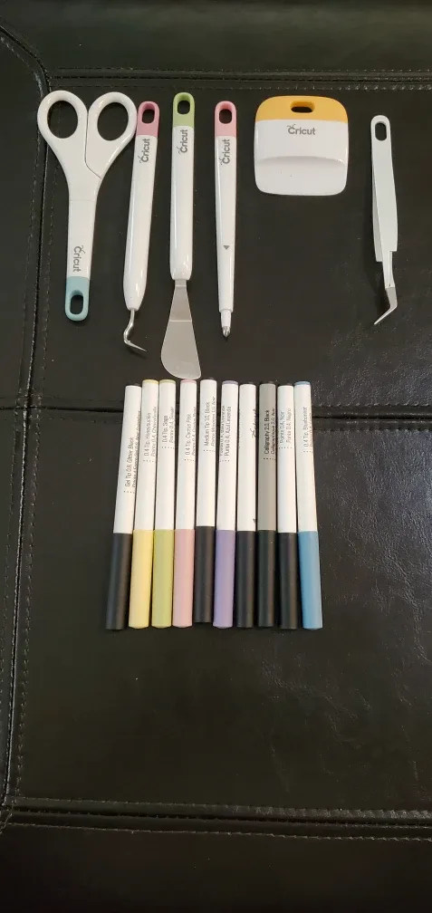 Cricut Explore Air 2 with accessories image indicator(4)