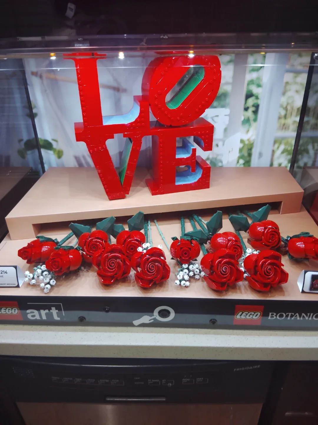 LEGO Art Robert Indiana "LOVE" & LEGO Icons Flower Bouquet image indicator(6)