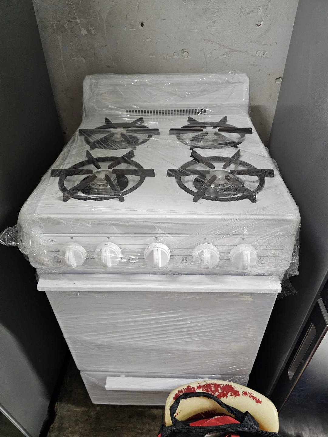 Premier 20in white gas stove FREE DELIVERY INSTALL WARRANTY
