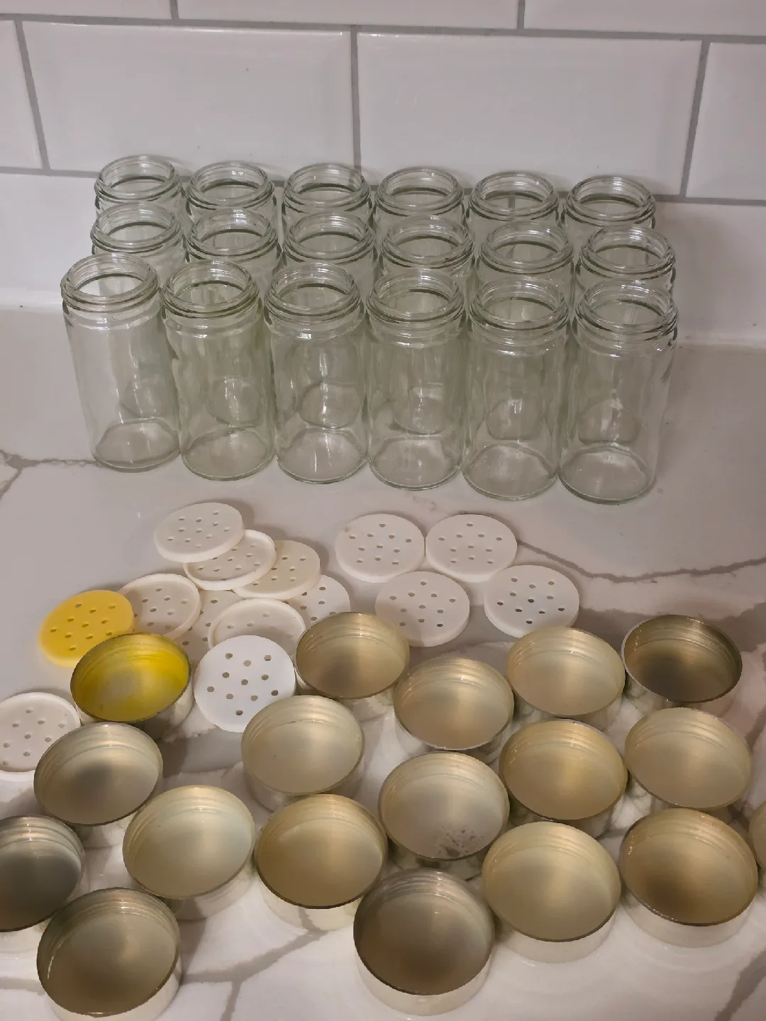 Spice Rack with 18 Glass Jars image indicator(9)