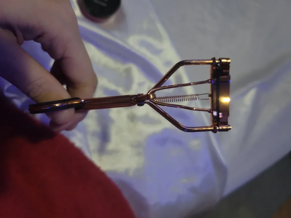 e.l.f. Eyelash Curler - Rose Gold image indicator(2)