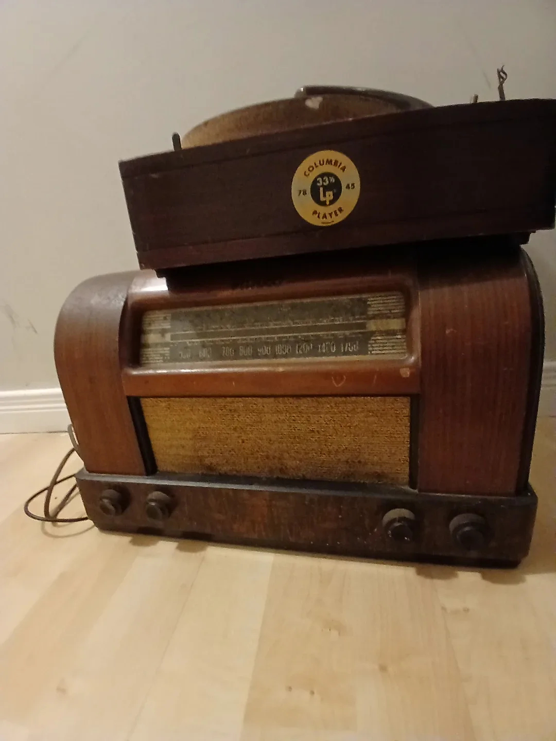 Vintage Columbia Record Player & Radio image indicator(4)