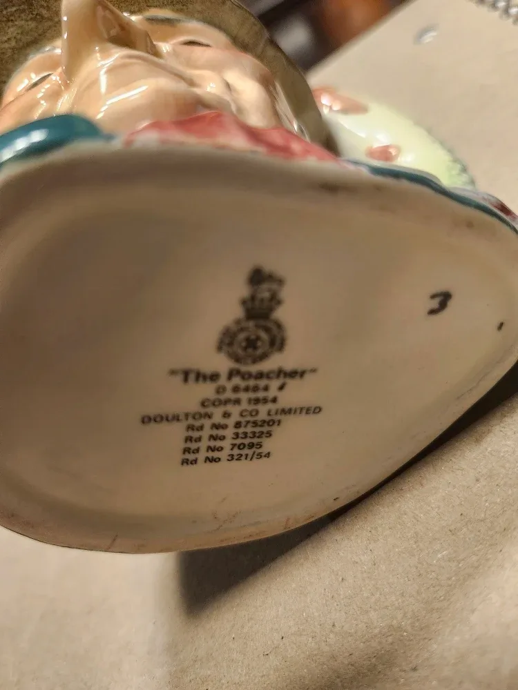 Royal Doulton "The Poacher" Figurine image indicator(2)