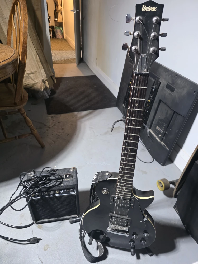 Univox Electric Guitar & SP-10 Amp - photo 3
