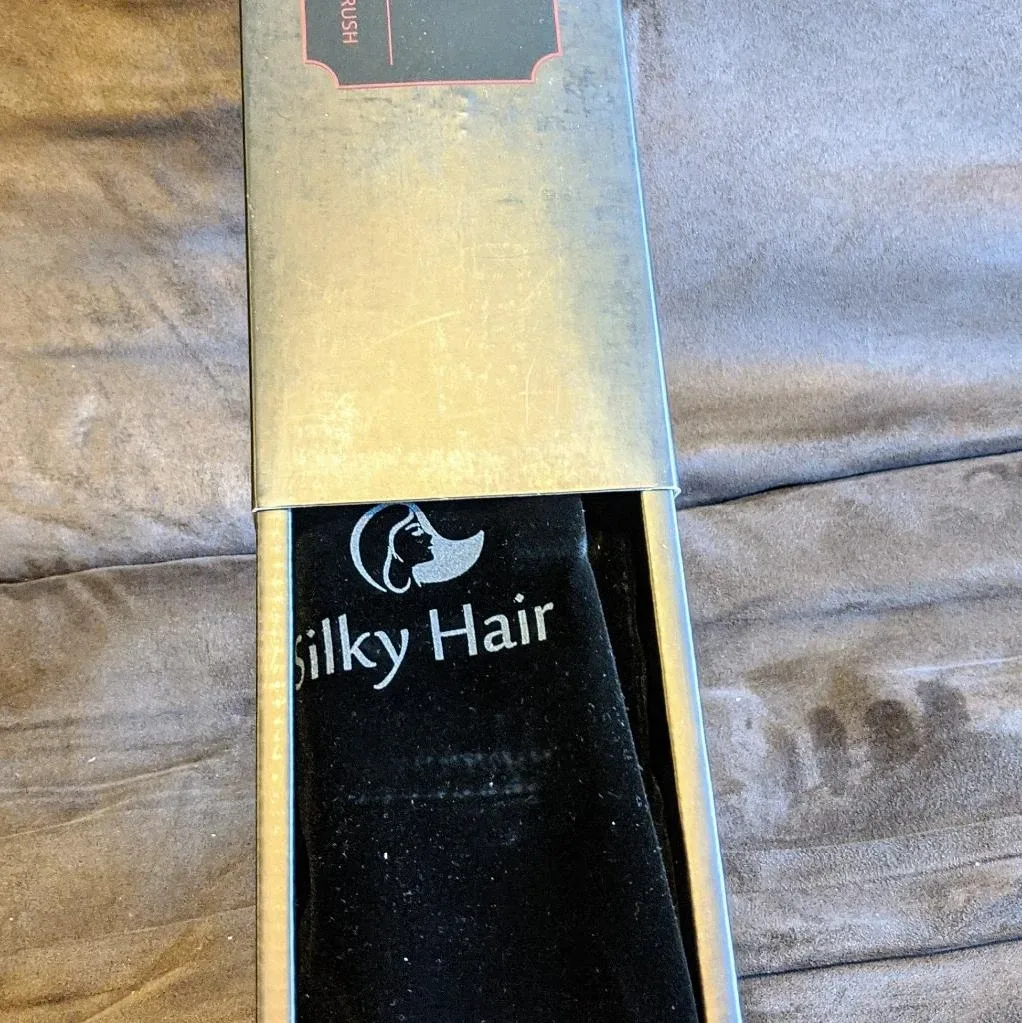 ✨ Silky Hair Professional Ceramic Straightening Brush image indicator(5)