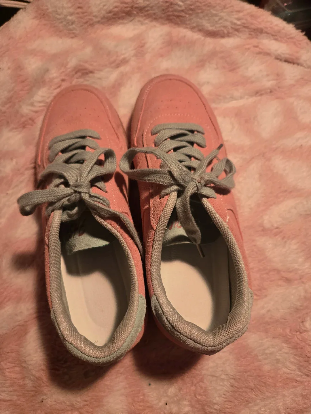 Pink Sneakers image indicator(2)