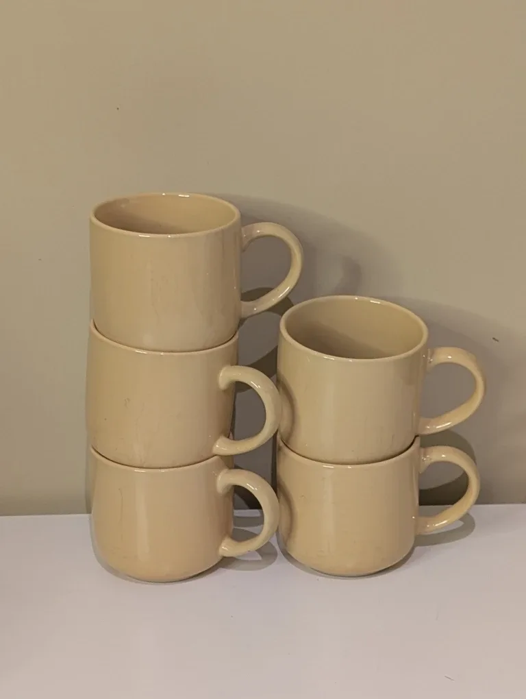 Set of 5 yellow Mugs