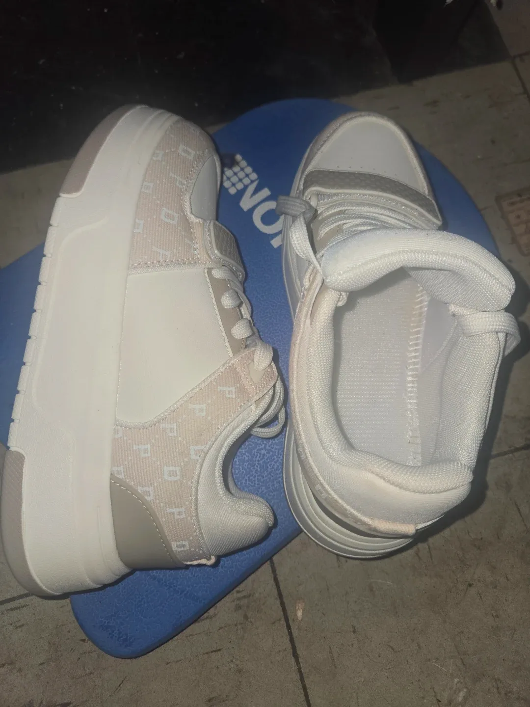 White Platform Sneakers image indicator(4)