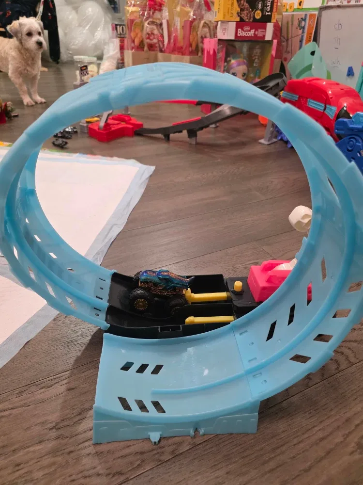 Hot Wheels Monster Truck Launch Loop Glow in the dark