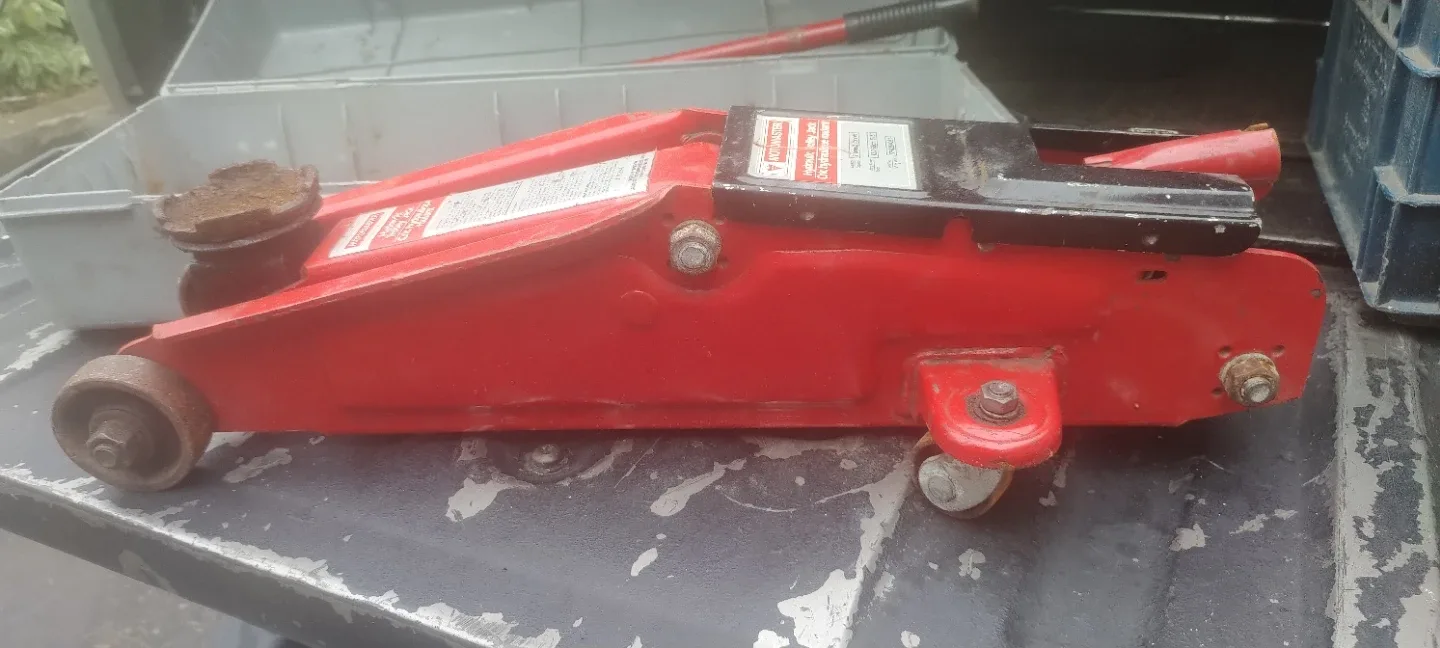 MotoMaster Hydraulic Trolley Jack 2 Tonnes image indicator(5)