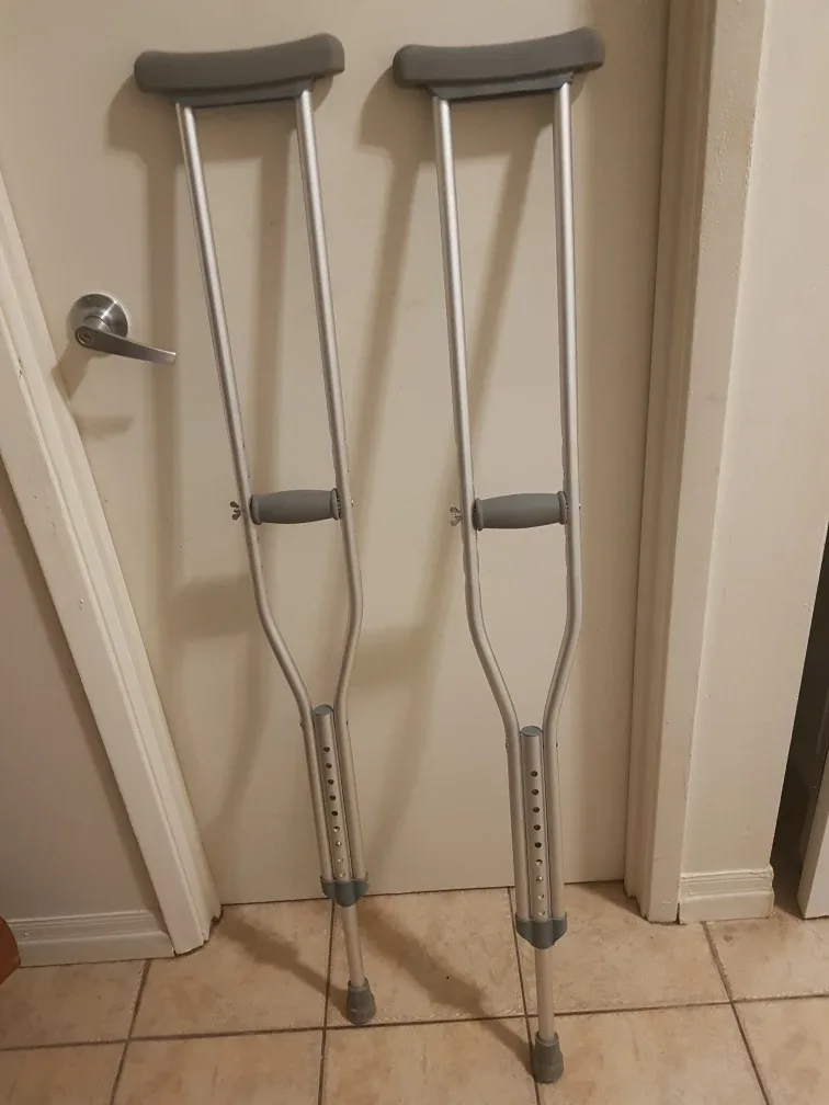 Pair of Adjustable Aluminum Crutches image indicator(2)