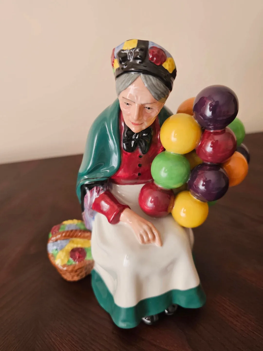 Royal Doulton Balloon Seller Figurine image indicator(2)