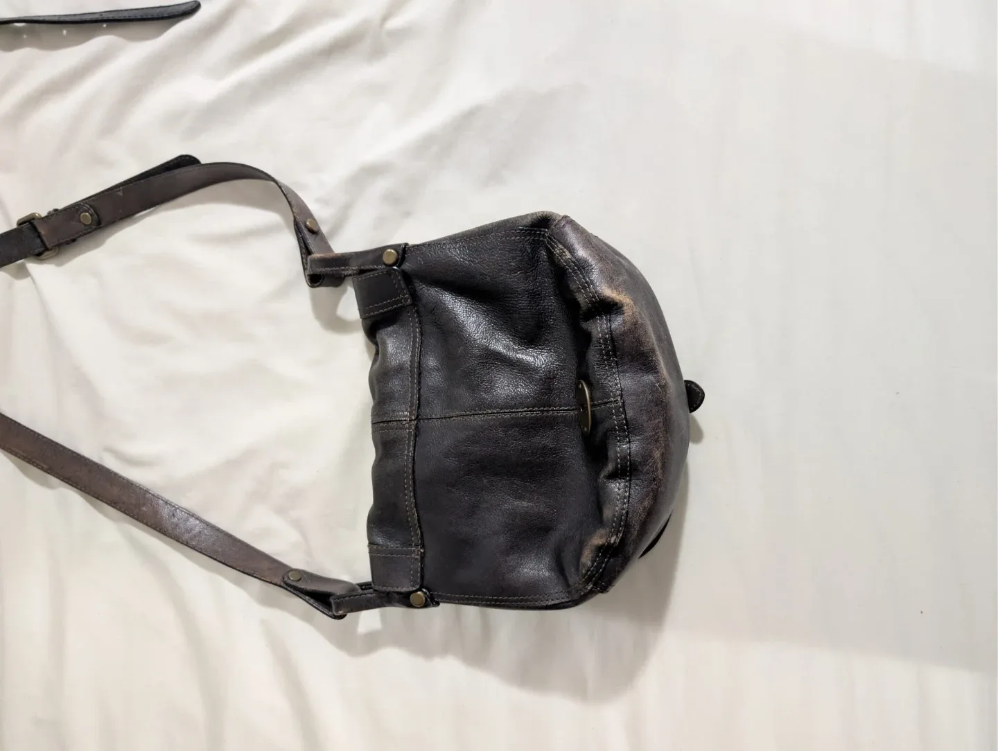 Fossil Leather Crossbody Bag image indicator(3)