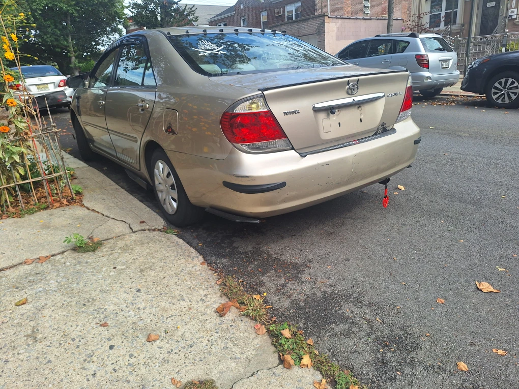 Toyota Camry LE Sedan - Gold - photo 4