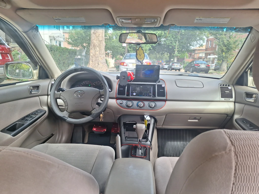 Toyota Camry LE Sedan - Gold - photo 5