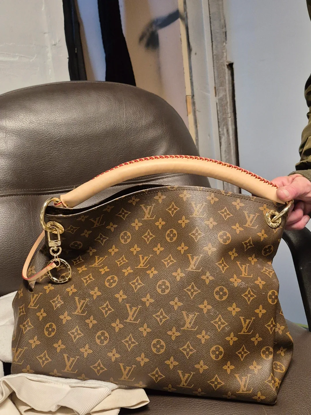 Louis Vuitton Artsy MM Hobo Bag image indicator(2)