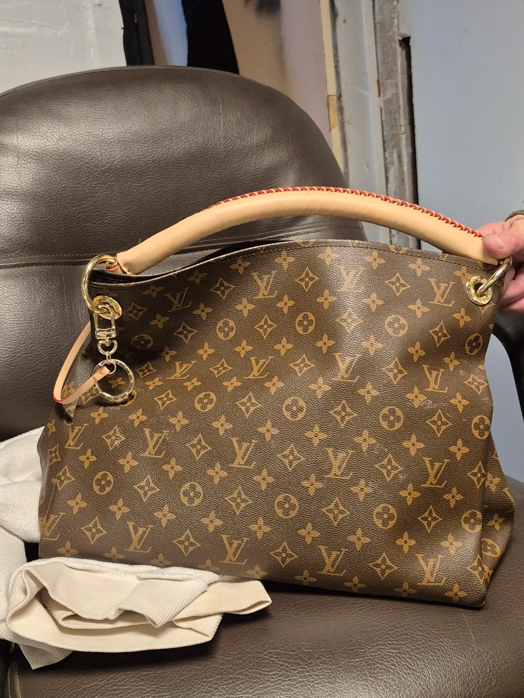 Louis Vuitton Artsy MM Hobo Bag image indicator(3)
