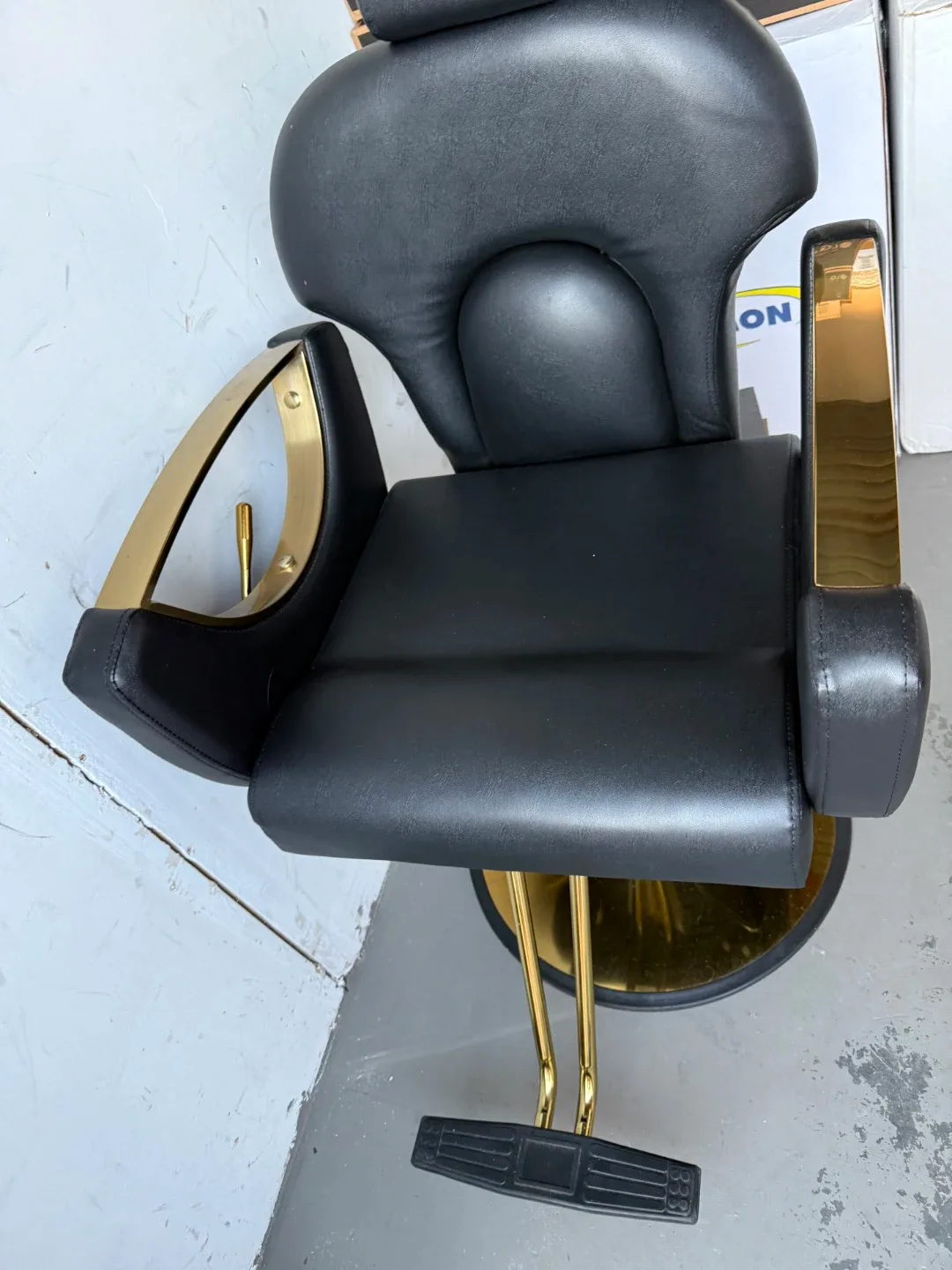 Black & Gold Barber/Salon Chair image indicator(2)