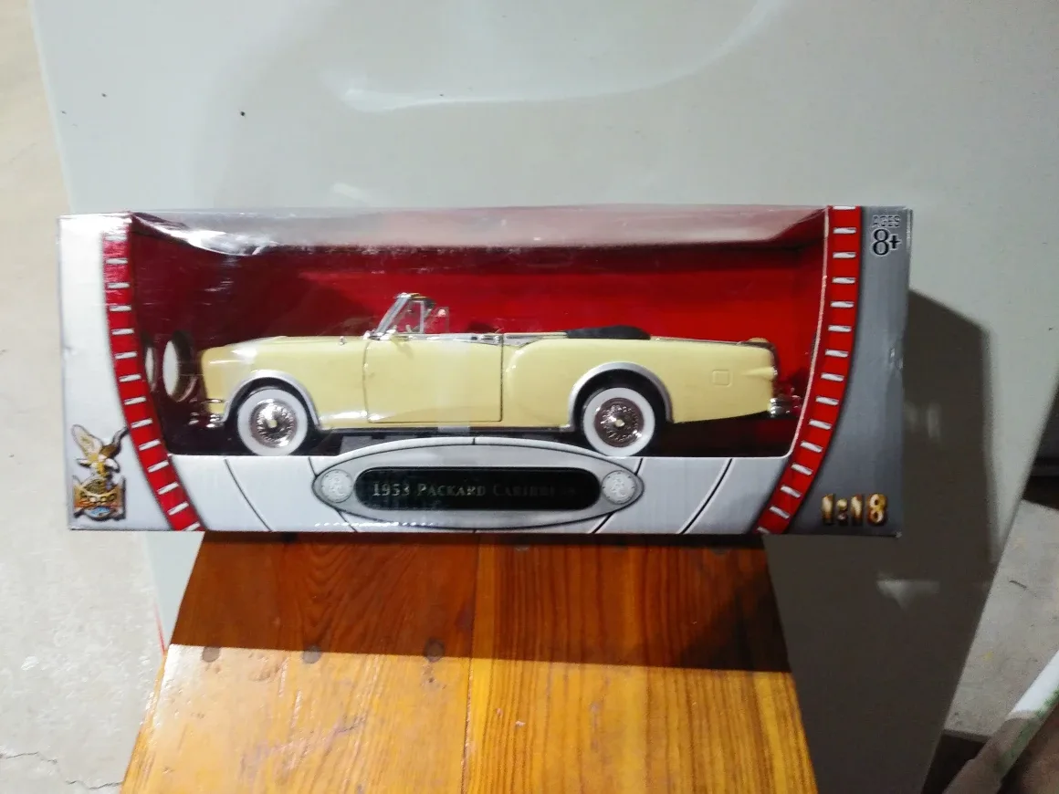 Road Signature 1953 Packard Caribbean 1:18 Scale