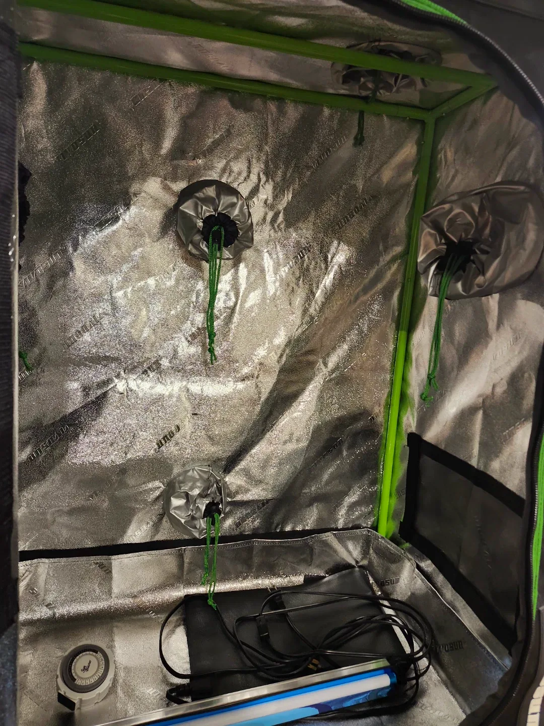 VIVOSUN Grow Tent - Black & Green image indicator(4)