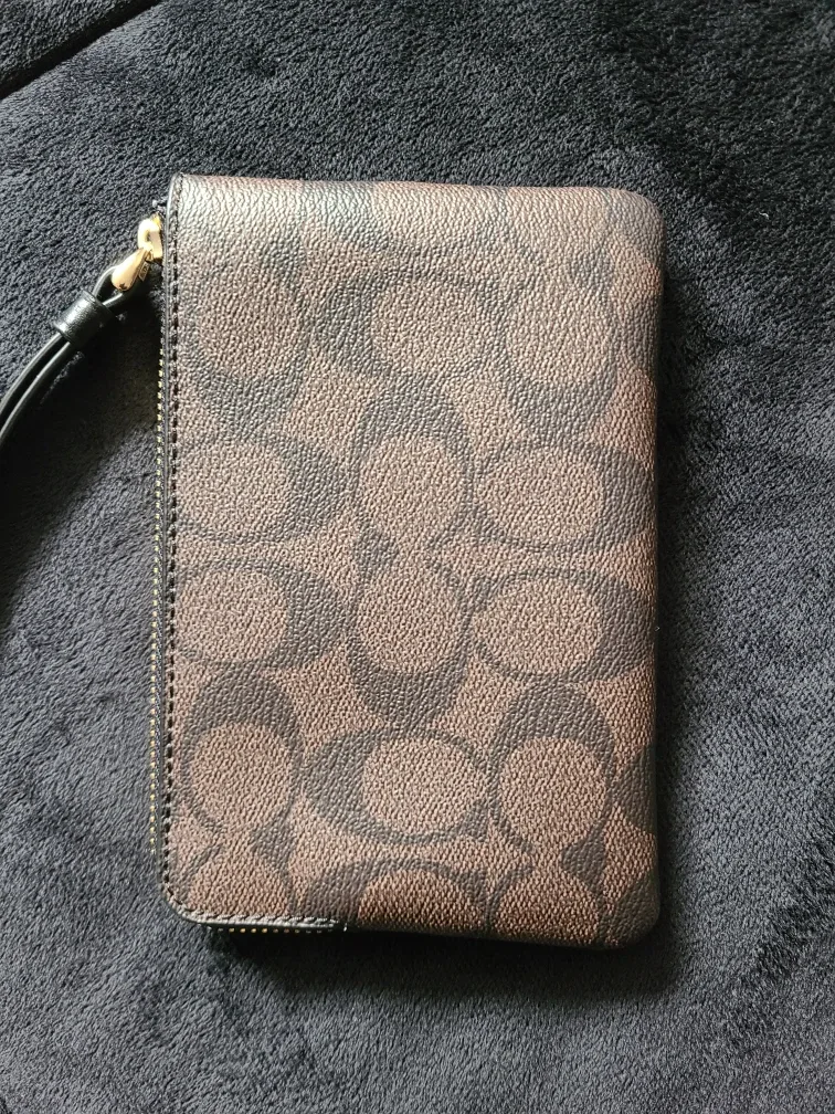 Coach Wristlet image indicator(2)