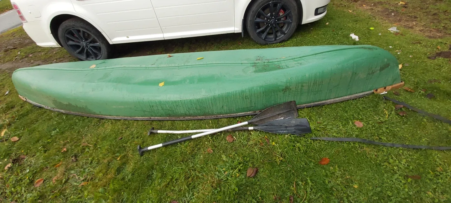 Green Pelican Canoe with Paddles image indicator(2)