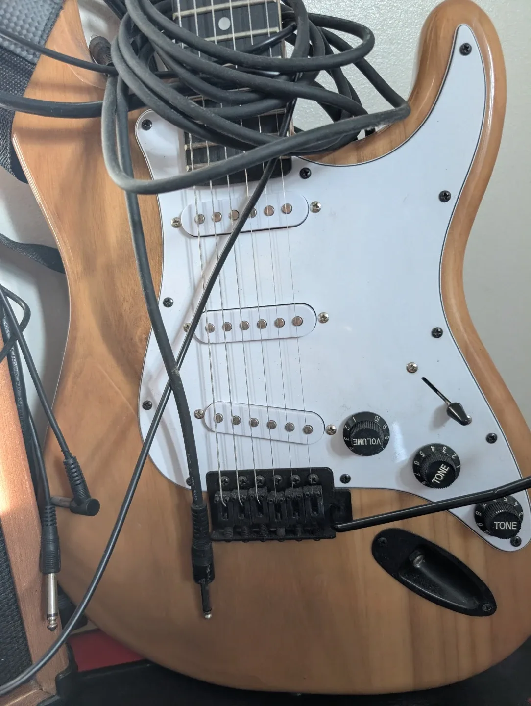 LYX Guitar and LYX PRO AGL-20 Amp Combo NEVER USED image indicator(5)