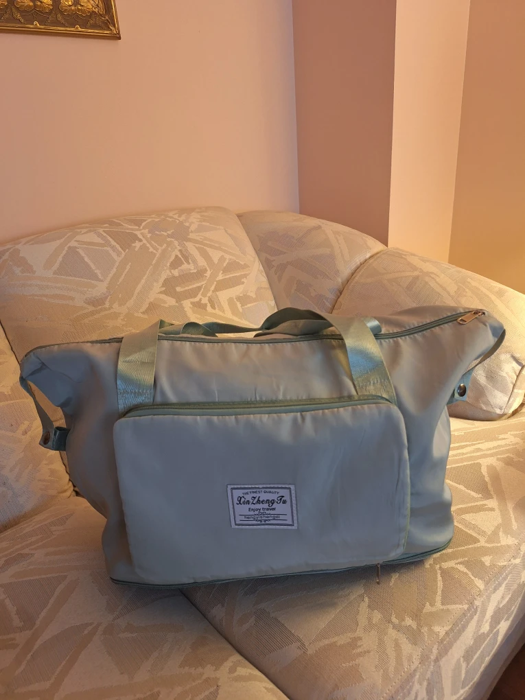 Brand new lightweight expandable duffel bag