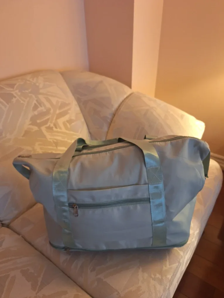 Brand new lightweight expandable duffel bag image indicator(2)