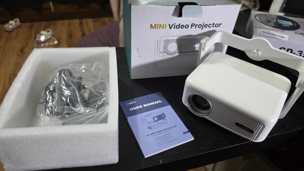 Lisowbd Mini Video Projector - New in Box! - photo 3