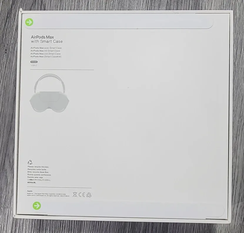 NEW  AirPod Max - Midnight image indicator(3)