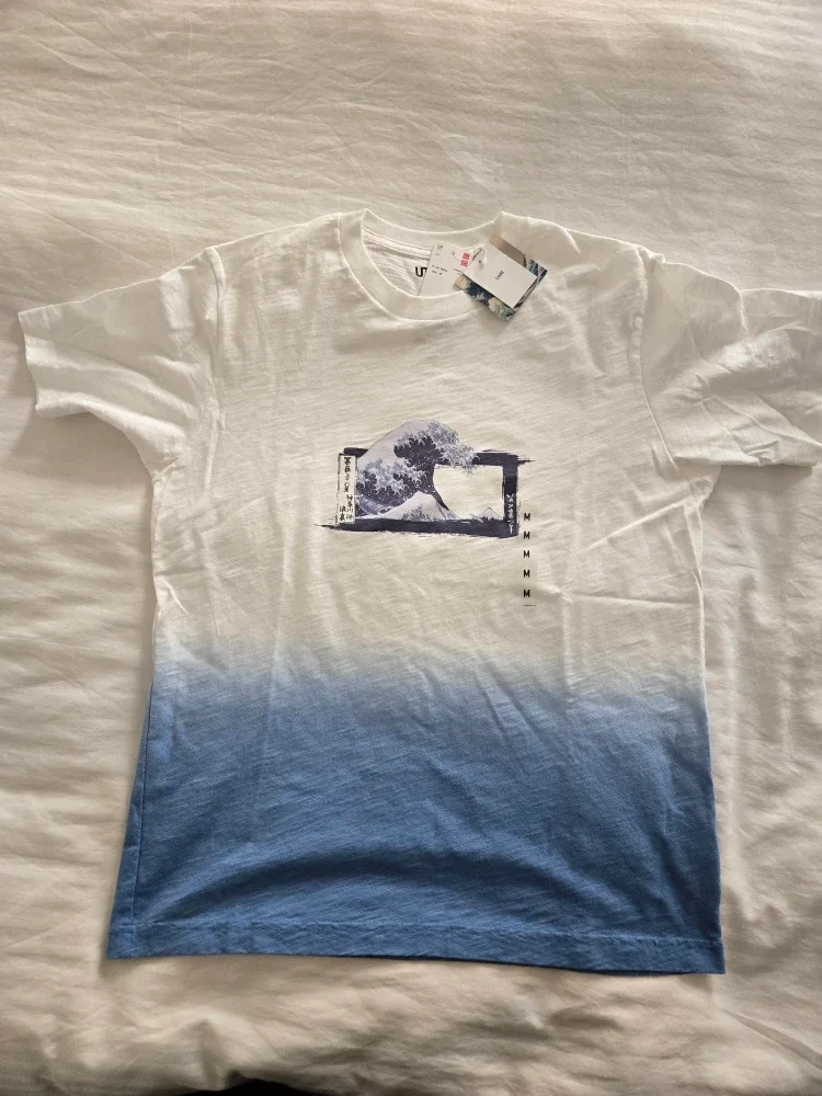 Uniqlo UT Great Wave T-Shirt - Size M