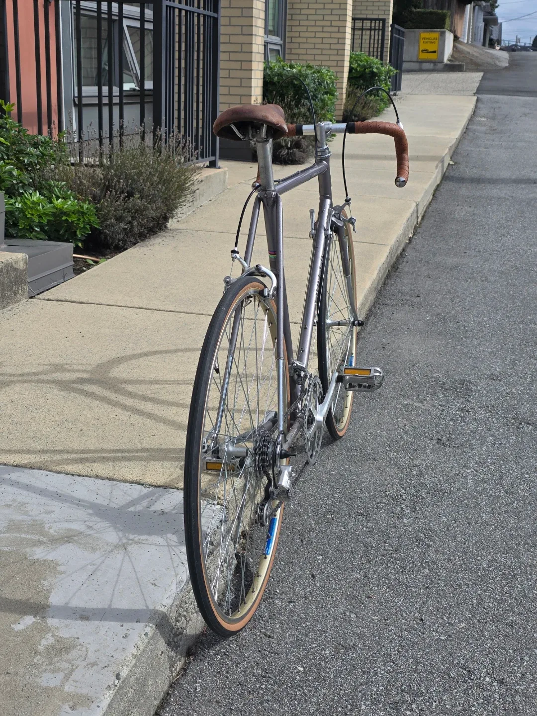 Refurbished Vintage Apollo Imperial Road Bike image indicator(3)