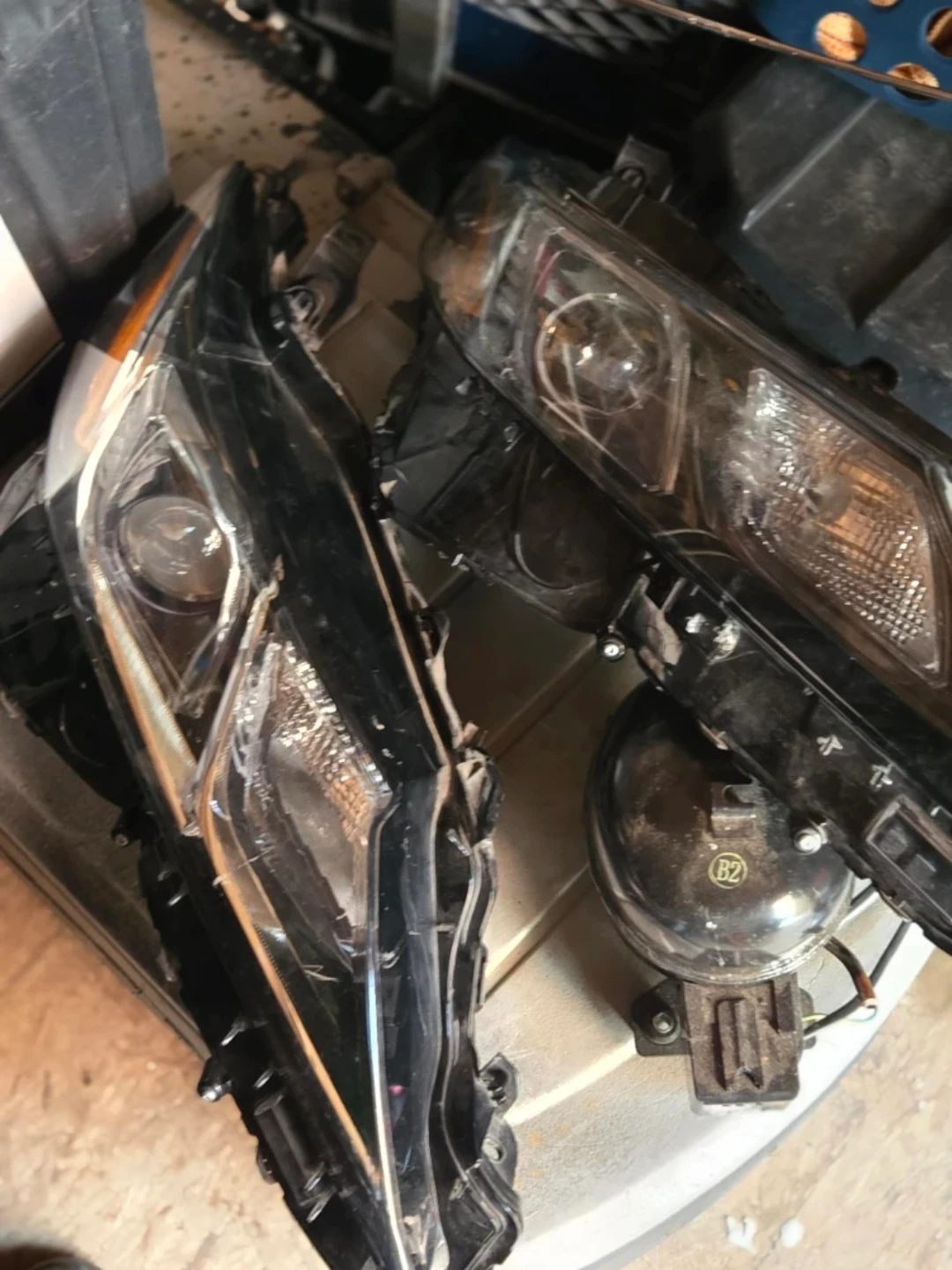 Toyota Headlight Assembly - photo 2